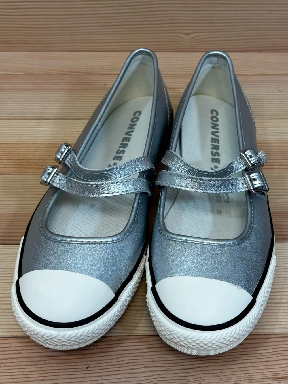 Converse Dainty Mary Jane OX Woman’s Sz 9 Slip On Shoe Silver Leather  A12201C